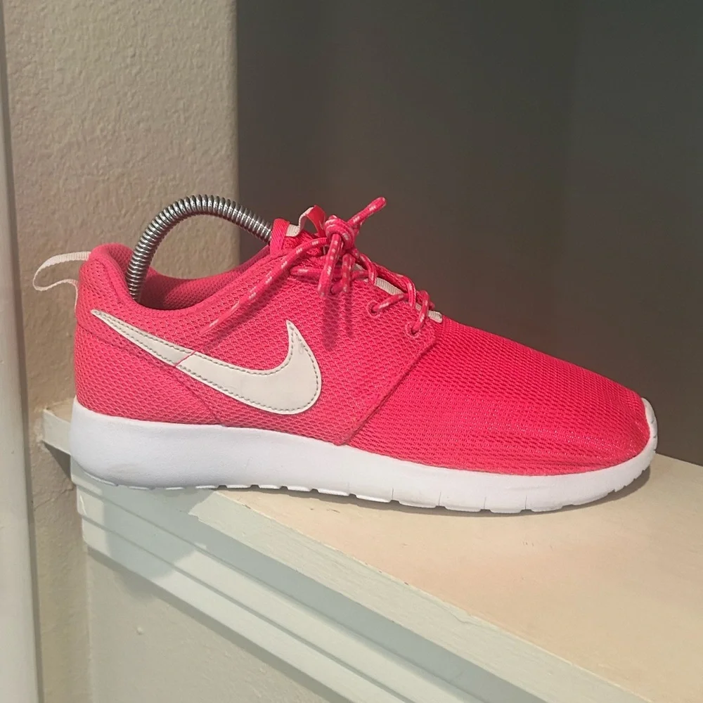 Nike Roshe One Kids Trainers Size 6.5 Y Running Shoes Pink/White 599729-609 - Picture 2 of 9